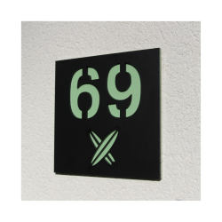 Plaque numéro de maison adhésive personnalisée motif surf vert et noir mat