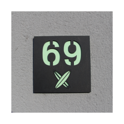 Plaque numéro de maison adhésive personnalisée motif surf vert et noir mat