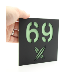 Plaque numéro de maison adhésive personnalisée motif surf vert et noir mat